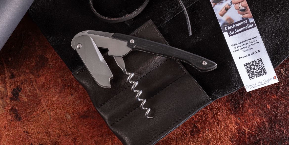 Le sommelier tire-bouchon par excellence signé summertime® : le modèle CHET, pièce d\'appui monobloc sablé, mèche 5 spires coniques.

Il est accompagné d\'une trousse cuir exclusive pensée pour accompagner chaque dégustation.