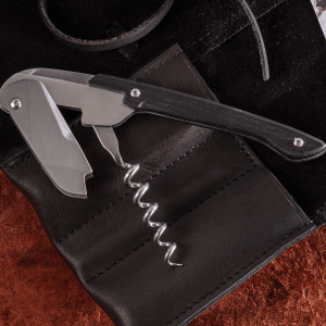 CHET, le sommelier emblématique summertime® et sa trousse exclusive